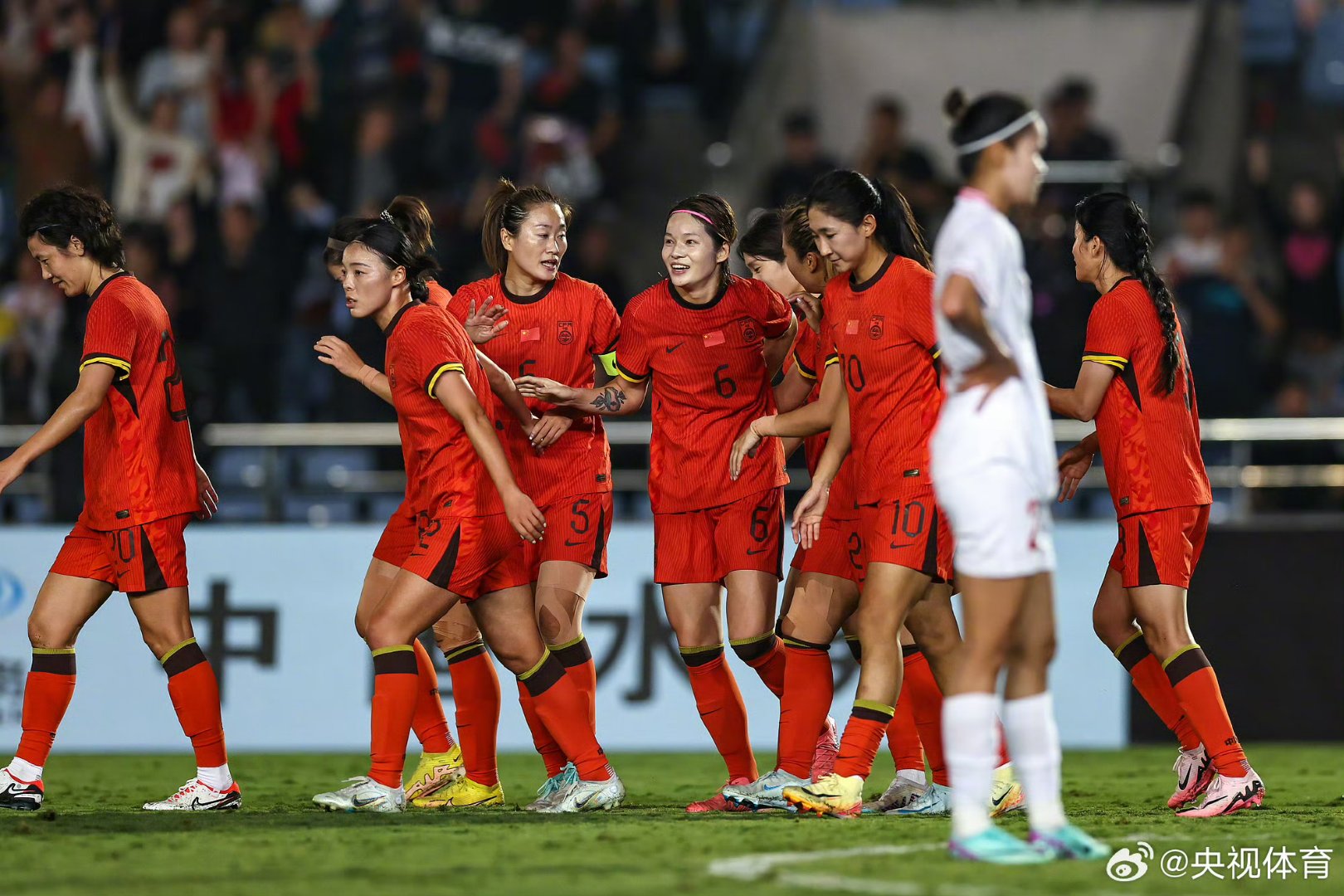 女足业余联赛淘汰赛开战,球队拼搏不懈的简单介绍 女足业余联赛淘汰赛开战,球队拼搏不懈的简单介绍