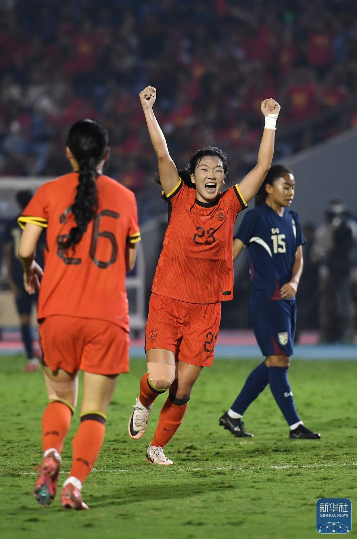 中国女足球员在国际比赛中表现亮眼