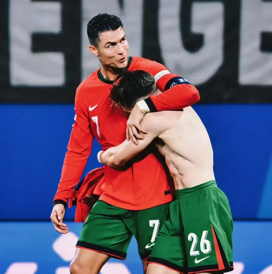 年轻球员展现进攻天赋,为球队贡献胜利 年轻球员展现进攻天赋,为球队贡献胜利